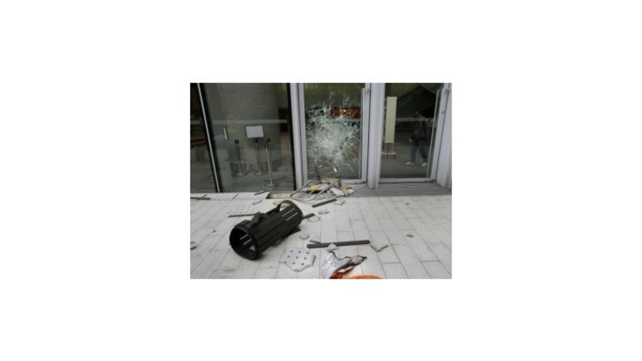 Protestujúci v Hongkongu sa pokúsili obsadiť parlament